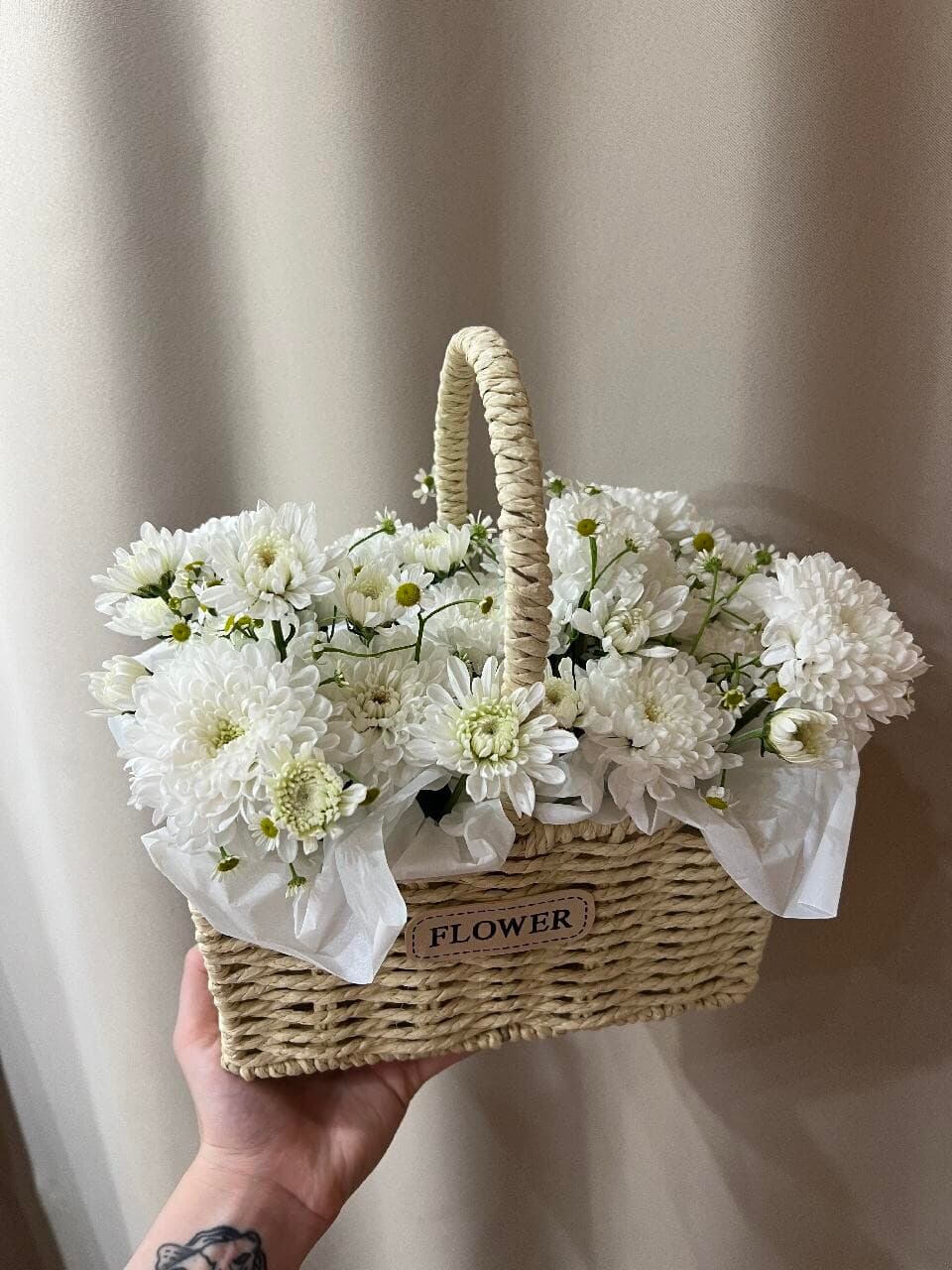 Корзинка с хризантемой и ромашкой