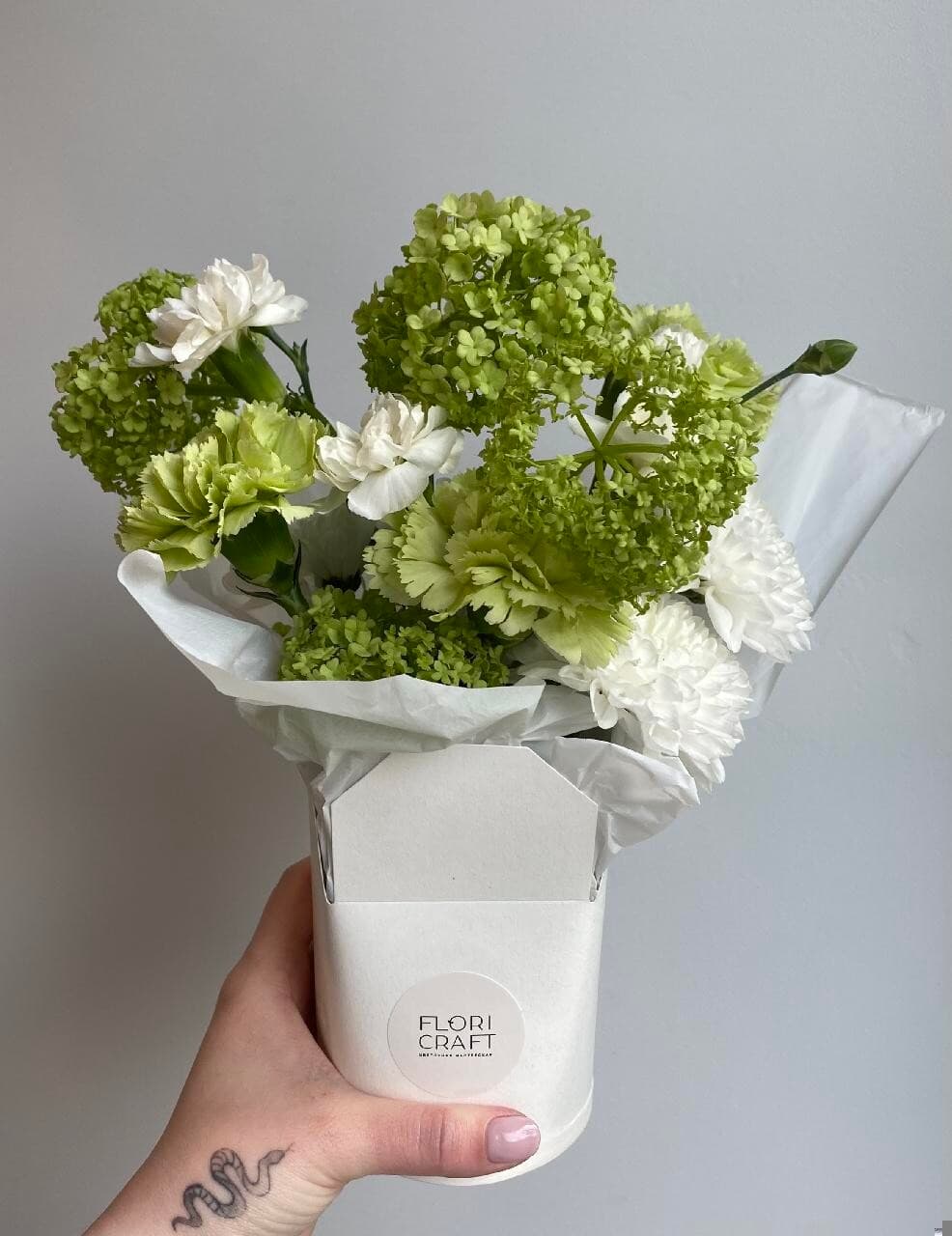 Вок с вибурнумом и диантусами