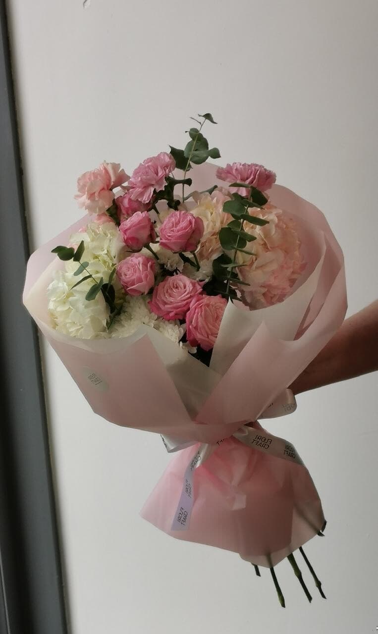 Букет с гортензиями,розами и диантусами