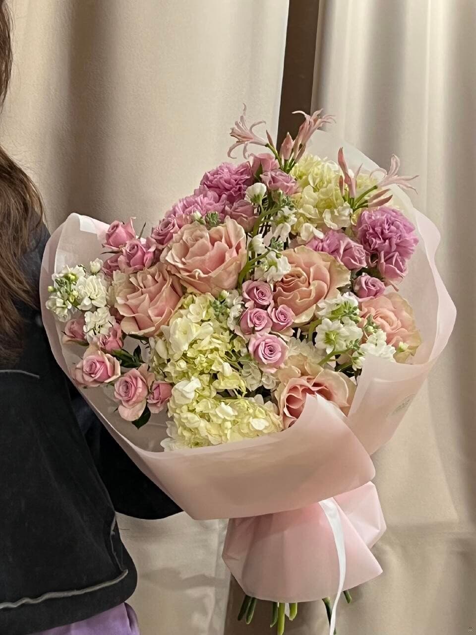 Букет с розой Мондиаль Пинк и Нерине