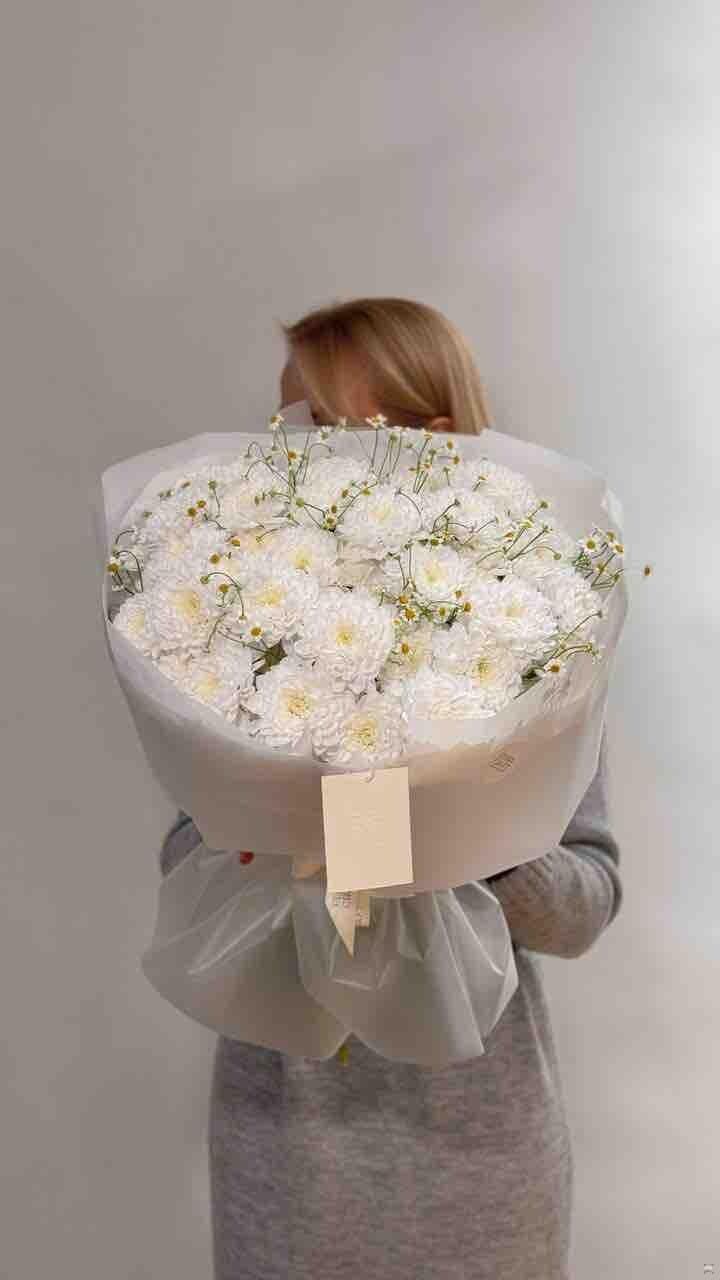 Букет из хризантем с ромашкой (M)