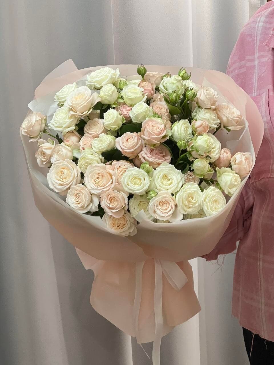 Букет Кустовых Роз с Хамелациумом