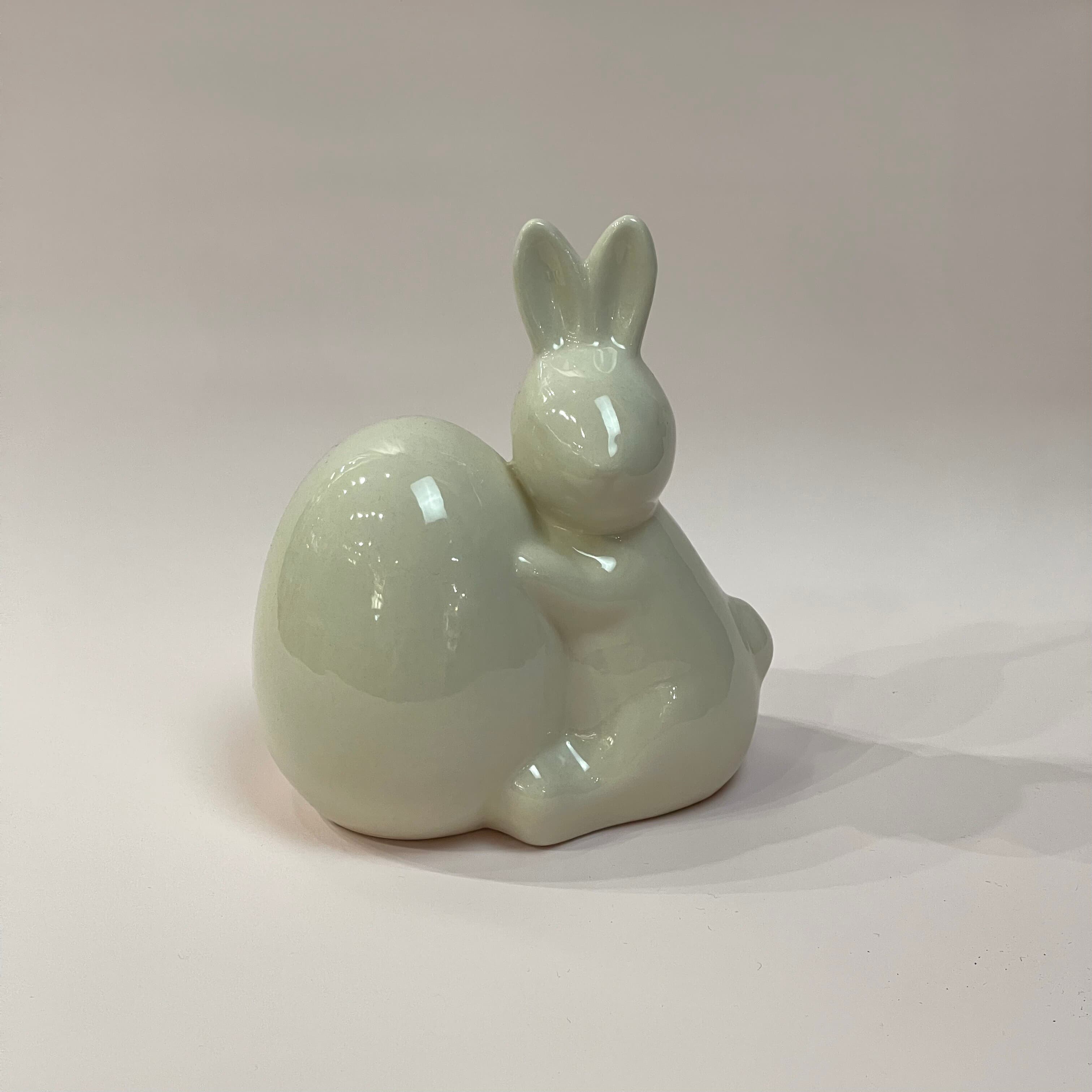 Фигурка заяц с яйцом 