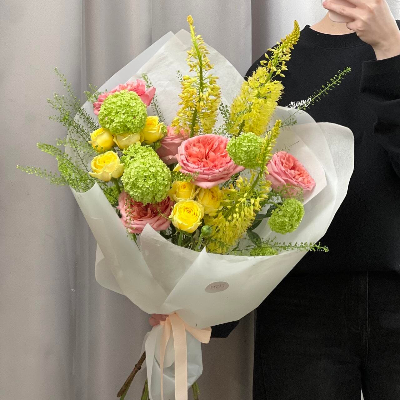 Букет с Эремурусом и Розами