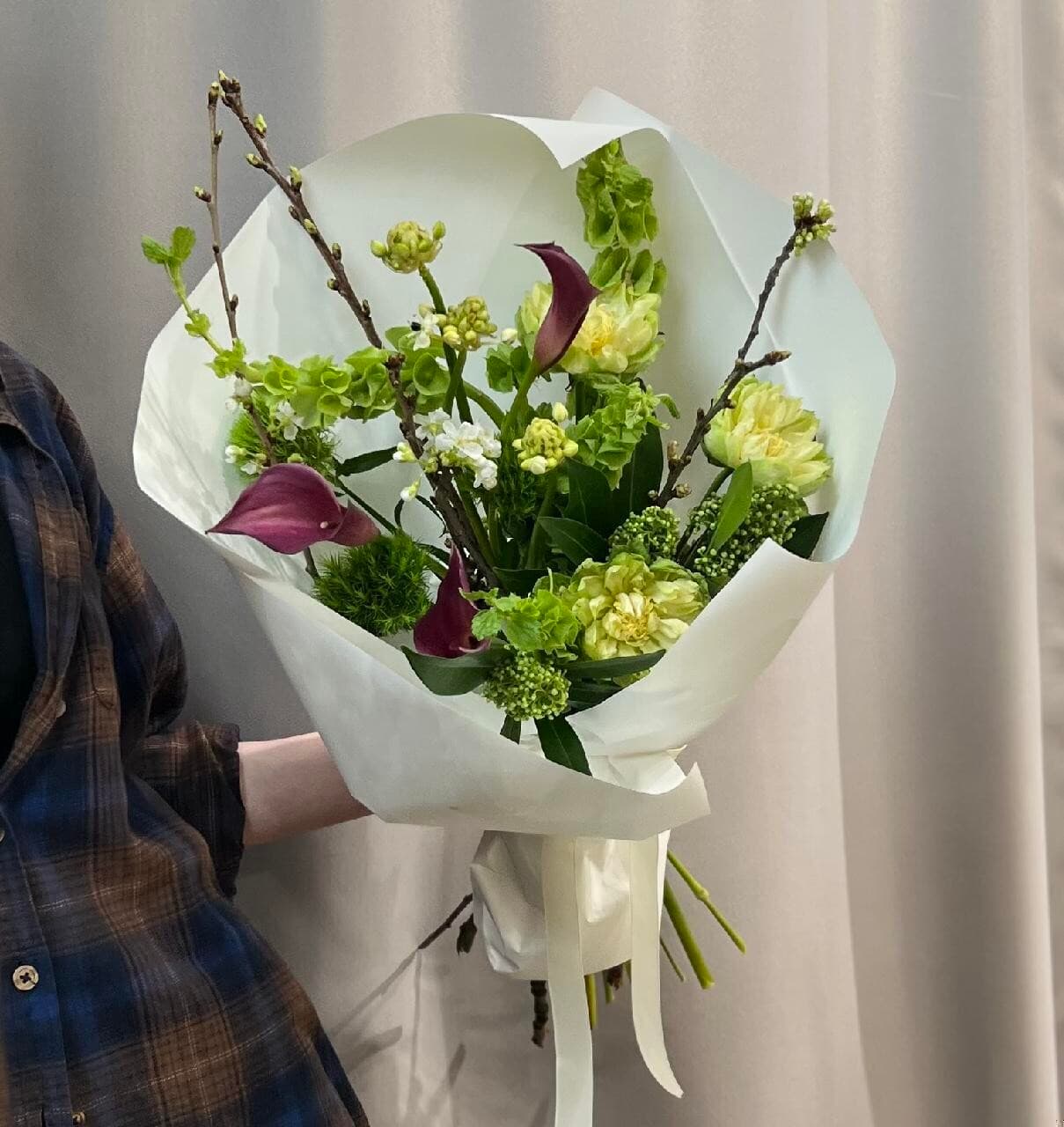 Букет с Каллами и ветками Черешни