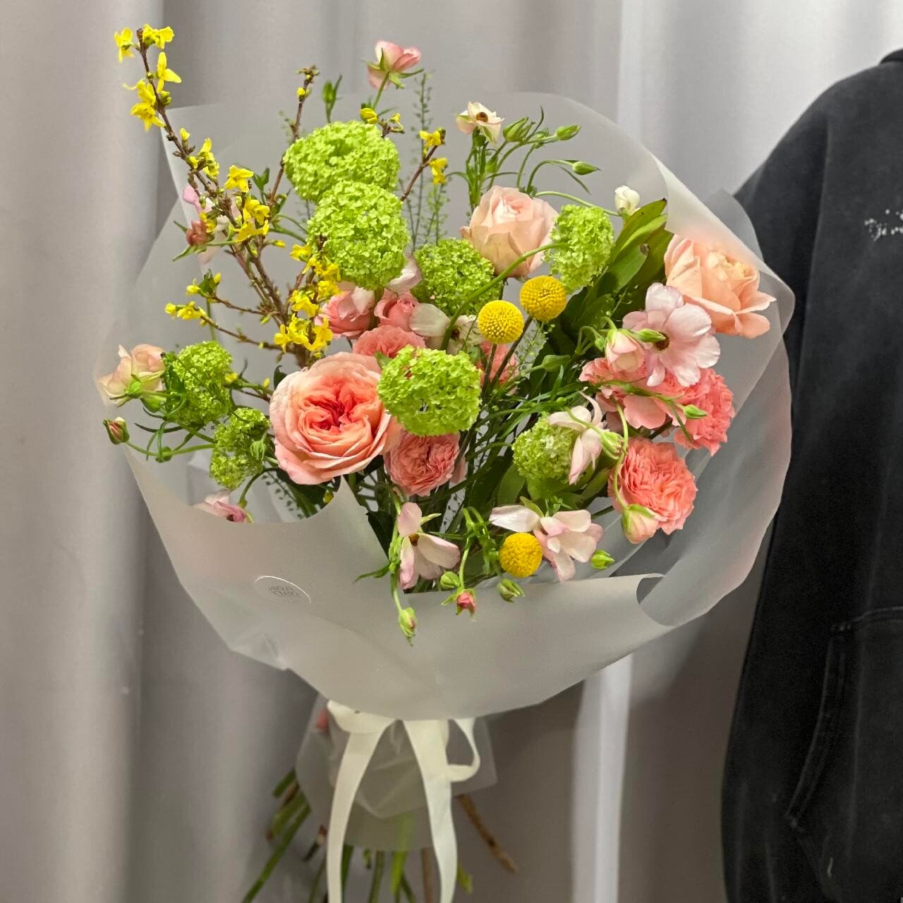 Букет с Форзицией и кустовыми Ранункулюсами