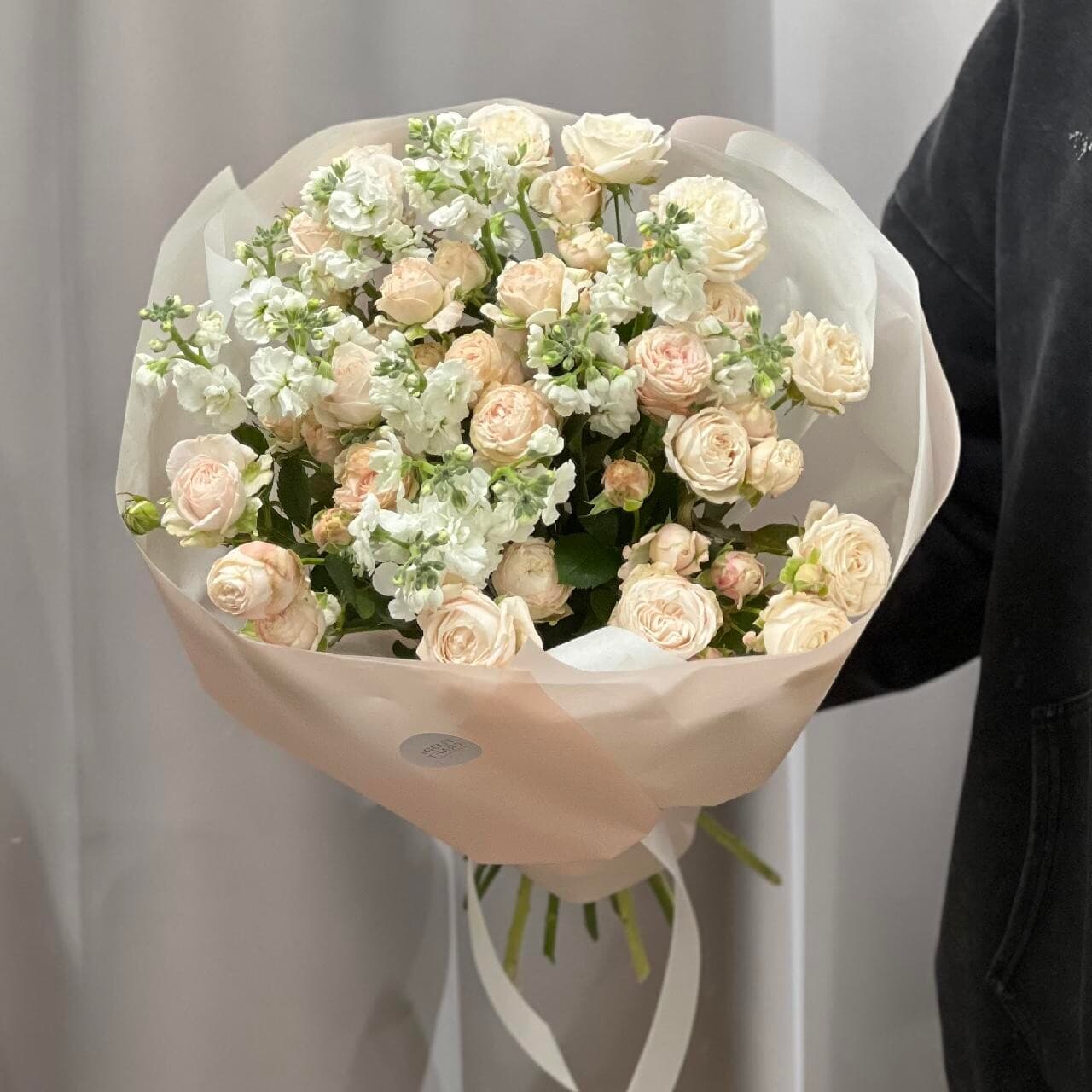 Букет с кустовой Розой и Маттиолой